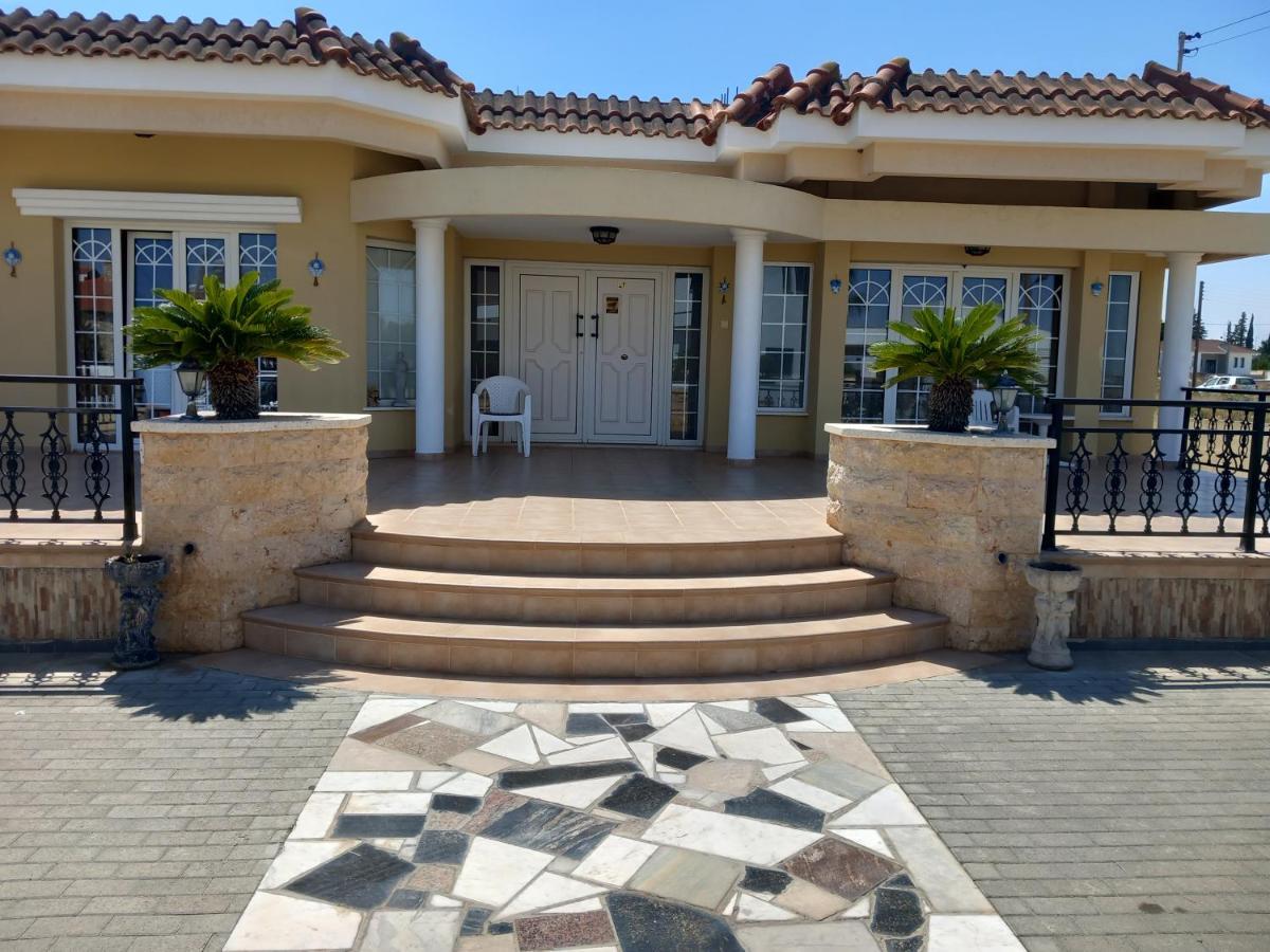 Апартаменты Vasilis House Dromolaxia Экстерьер фото