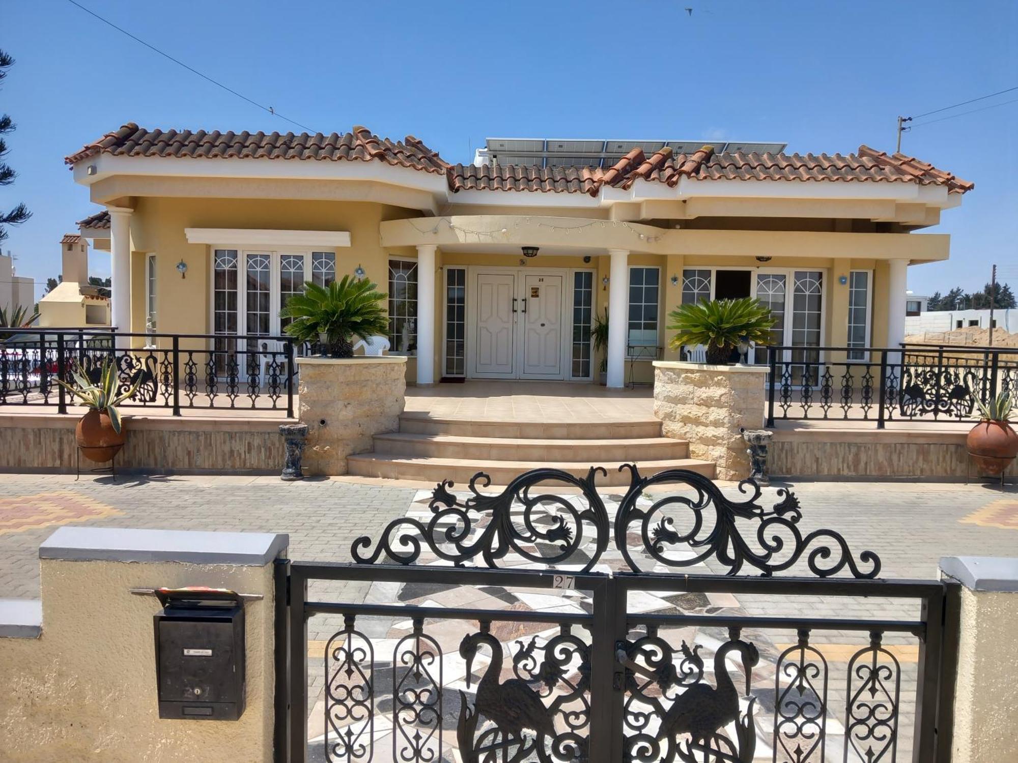 Апартаменты Vasilis House Dromolaxia Экстерьер фото